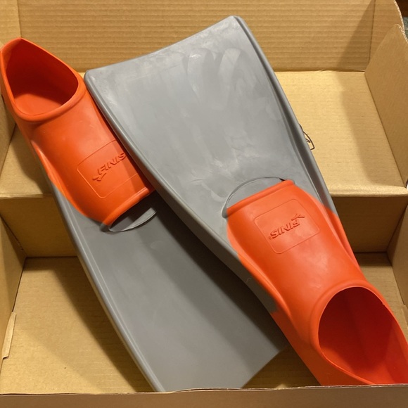 Speedo silicone cap, TYR Swedish low pro goggles and Finis long floating fins - Picture 4 of 9